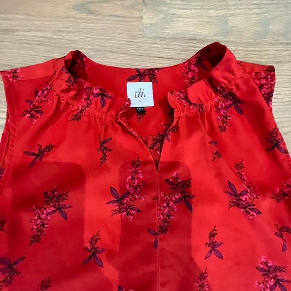 NWOT CAbi red flower short sleeve, no flaws size Small - Picture 2 of 7